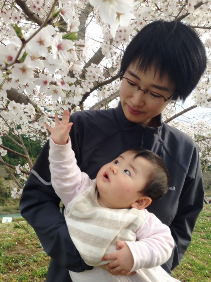 2016年、桜の下で娘と
